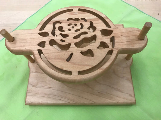 Napkin holder with rose decoration