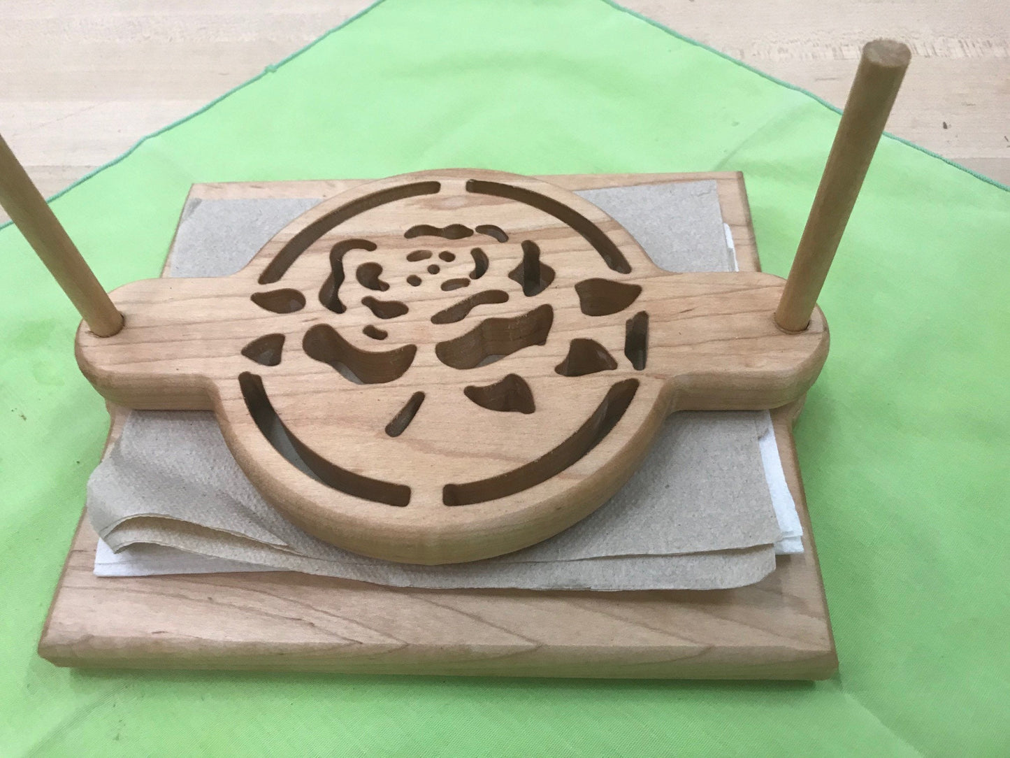 Napkin holder with rose decoration